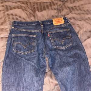 säljer ett par snygga levis jeans som sitter baggy ish på mig. De är stora i midjan på mig så de glider ner o sätter sig på höftbenen vilket gör att de ser baggy ut, så nice. köpta på humana men kommer ej till användning. skriv för intresse o frågor.