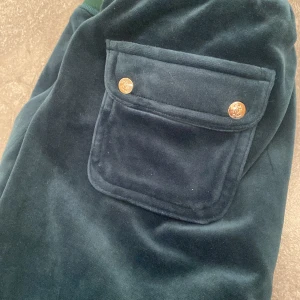 Juicy byxor - Juicy byxor, i färgen rain forest. Provat en gång, säljer pågrund av att det är förstora,jätte fint skick, ser helt nya ut🫶🏼