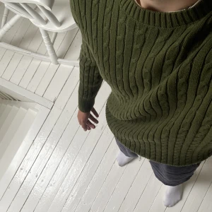 Stickad Ralph Lauren tröja - Ralph Lauren tröja i olivgrön färg med blå logga. Fick som present men har för stor passform för mig som bär S. Fråga gärna efter fler bilder. Kan lämna av i Uppsala.