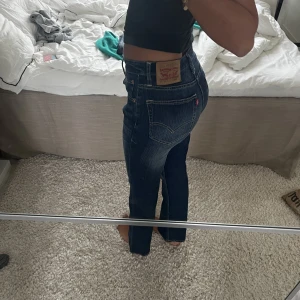 levis jeans🌟 - Raka låga levis i blå tvätt🌟 Helt oanvända och har inga tecken på slitage. Storlek W30 L32 Jag är 176 och bär vanligtvis 36/38 i jeans (från tex zara)