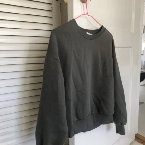 Sweatshirt - En mörkgrå sweatshirt från ginatricot. Fint skick men en liten fettfläck (sista bilden). Storlek xxs! Köparen står för frakten💘
