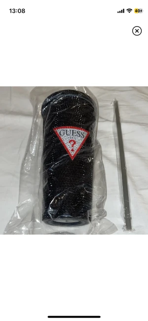Guess - glittrig tumbler från Guess oanvänd med förpackning och inplastad 
