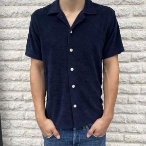 Frotté piké stl S - Säljer denna sjukt snygga frotté piké från brothers | Skick 9/10 | Nypris 599 kr | Mitt pris 299 kr | Hör av er vid minsta lilla fundering!🤝