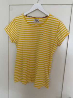 T-shirt Tommy Jeans - Fin T-shirt från Tommy Jeans. Storlek L. 