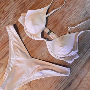 Bikini - Ljus Rosa oanvänd bikini från SHEIN storlek s. Skysterbara band. 20kr💞
