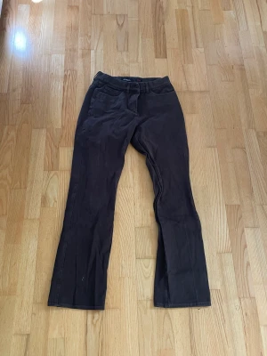 bruna lågmidjade byxor - säljer dessa byxor som jag älskar så mycket men tyvär inte passar längre. de är köpta secondhand men de har inga tydliga slitningar. 