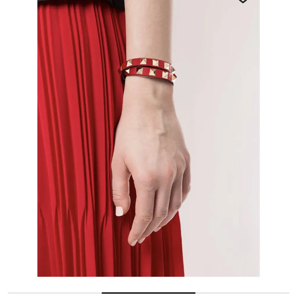 Söker detta valentino armband, röd och dubbel. Accessoarer.