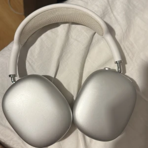 AirPods max - Säljer nu dessa AirPods max då jag inte har någon användning för de. Självklart så får man med ett skal o kvitto. Även lådan om så önskas. De är ca 5 månader gamla och är i bra skick samt fungerar utmärkt