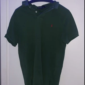 Mörk grön Ralph Lauren pike - Har haft denna pike i nåt år nu men jag började långsamt att ogilla färgen. Köpte den för 800 ny pris är 1199kr. Pris kan diskuteras 