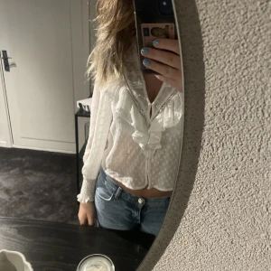 vit blus från zara - vit blus från zara, köpte för länge sen men nästan aldrug använt. då den är lite liten på mig. skriv för fler bilder💕