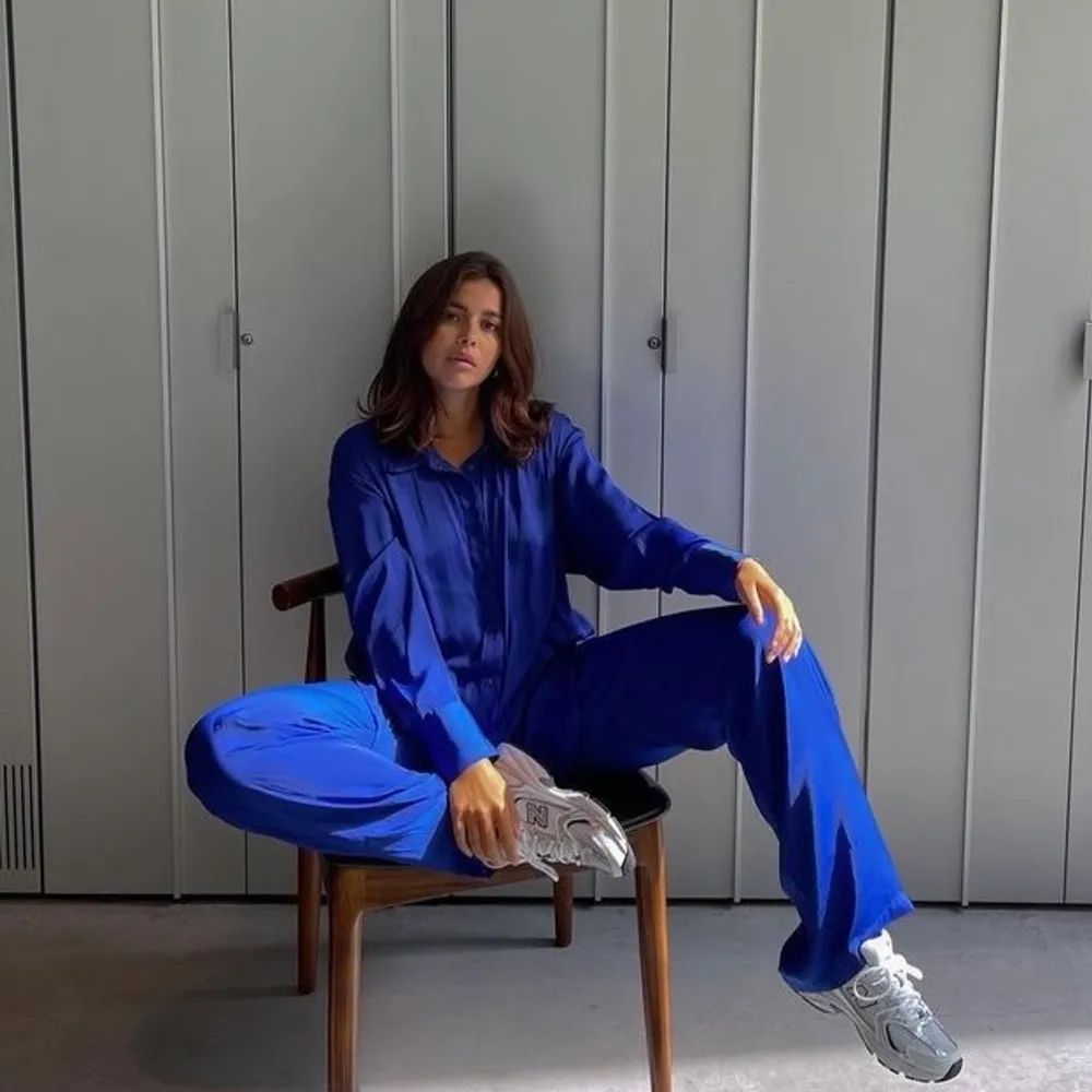 Blå byxor och blus i storlek small, slutsålda på Lindex, säljs som set. Första bilden är lånad av Nicole Falciani under fashion week 2021 Priset inkluderar frakt. Blusar.