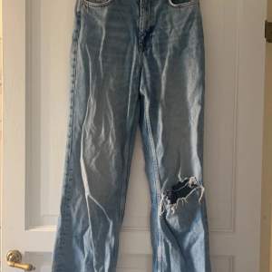 snygga raka zara jeans. tyvärr för stora så lite använda, storlek 36💕 nypris runt 400, kom med förslag