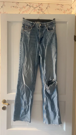 zara jeans - snygga raka zara jeans. tyvärr för stora så lite använda, storlek 36💕 nypris runt 400, kom med förslag