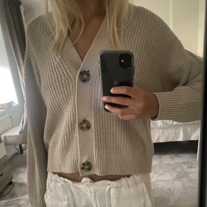 Stickad kofta - Stickad kofta från hm, knappast använd