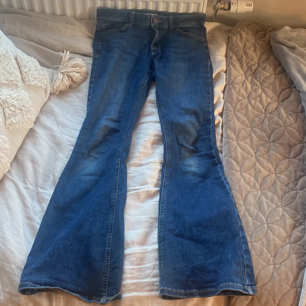 Nu säljer jag dessa jättefina lågmidjade jeansen, de är i jättebra skick och har inte använts många gånger💗. Jeans & Byxor.