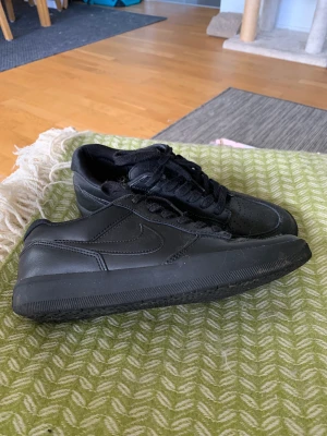 NIKE SB FORCE 58 PREMIUM - Nike Sb force 58 bra skick och knappt använda, köpte dom för cirka 1000kr, Pris 450 men pris kan diskuteras 