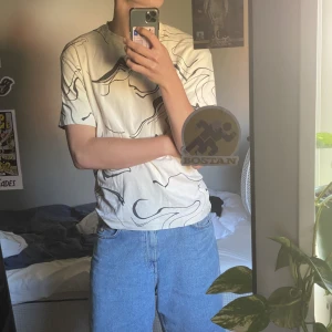 Cool Zara t-shirt😎 - Säljer denna designer tischa från Zara😎Knappt använd och är i storlek S💪Släng iväg ett medelande ifall du undrar något 💭 