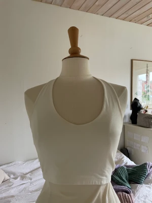 Linne - Vitt linne, supersnyggt men tyvärr har jag lite stor byst, passar nog folk med bh-storlek under 75D