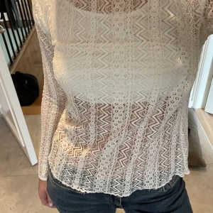 Vit tröja i spets - Bra skick, använd ett fåtal gånger. 