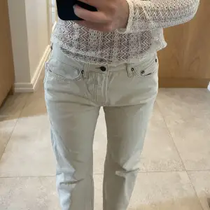 Vita lågmidjade jeans, lite korta på mig som är 173. 
