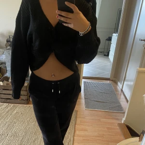 stickad tröja - en svart stickad tröja från hm aldrig använd storlek L skulle säga mer M!