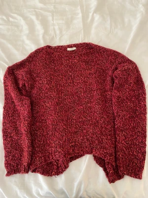 Röd stickad tröja - Röd stickad tröja, perfekt till hösten och vintern🫶🏻 Tröjan är i jötte bra skick och är supermysig🤍 Obs, tröjan är större än den ser ut på bilden och blir jätte fin som en oversizd tröja för de som har strl Xs/S/M! Skriv till mig innan ni trycker på köp nu