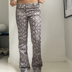 Midrise ormbyxor! - Säljer nu desssa supercoola byxor från weekday!! Nypris 700 och inte så använda, älskar dom. Midjemått 76cm, innerbenslängd: 79cm!