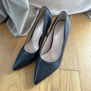 Klackskor - Oanvända. Strl 35 men passar även 36.