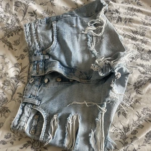 jeans shorts!  - Säljer dessa snygga shortsen ifårn Zara!!💗 Säljer dem då de har blivet för små. Storlek 32 säljer för 100kr 