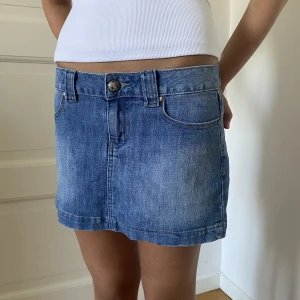 Jeans kjol  - En jättefin basic jeans kjol som skulle vassa perfekt till en lugn kväll ute eller nu till skolstarten, den är i ett jätte fint skick. 