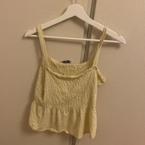 Sommar topp/linne - En fin gul sommar topp eller ett linne typ. Jätte uttöj bar!