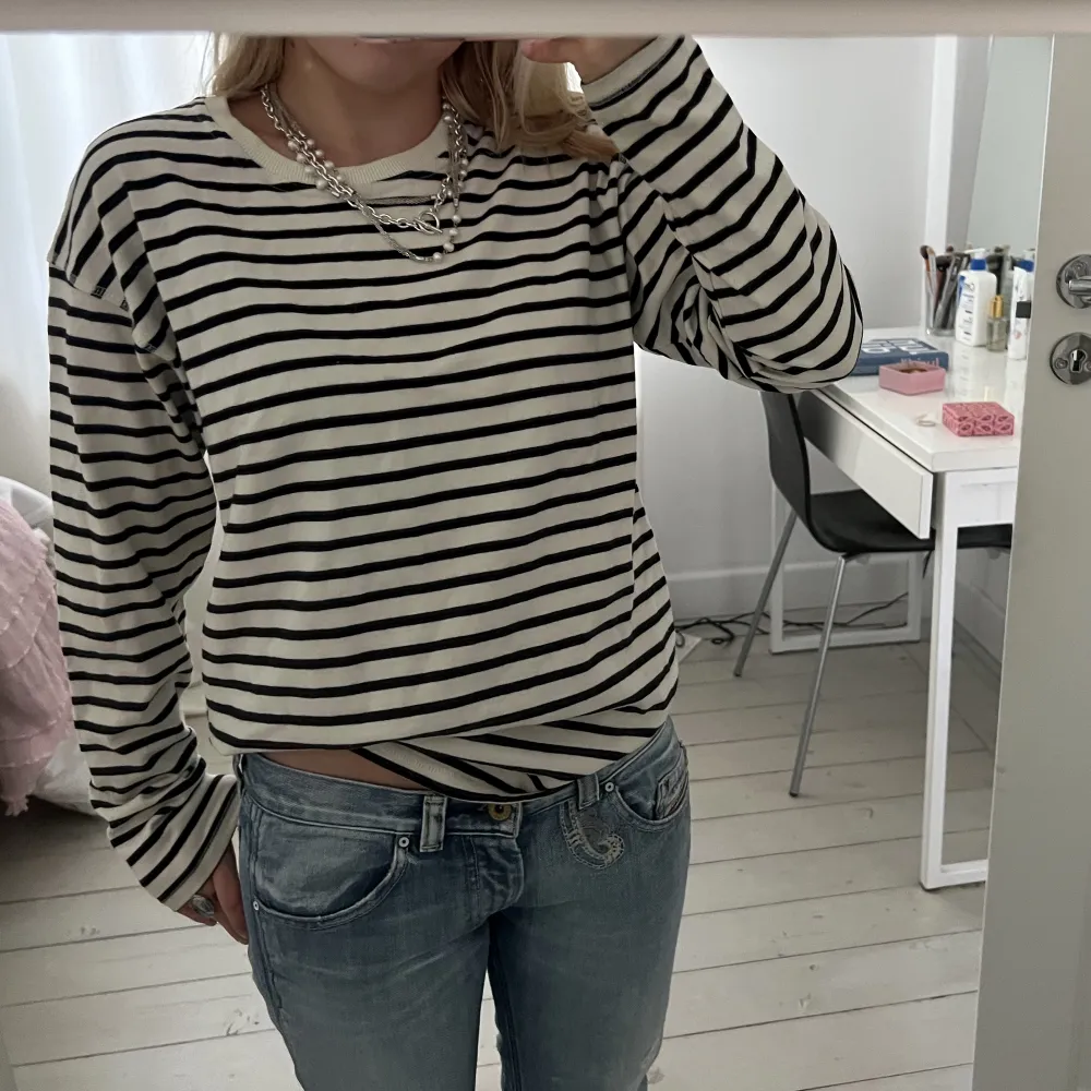 Snygg tröja från Zara perfekt till hösten🖤. Tröjor & Koftor.