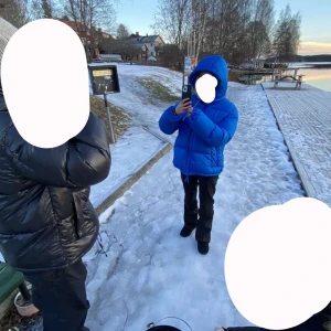 Blå jacka  - Vinterjacka som är så varm och gosig, sparsamt använd köpt på hm för typ två år sedan. En storlek xs men passar större också pga oversized. Är 159cm lång