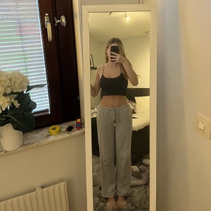 Raka lågmidjade mjukisbyxor - Säljer dessa lågmidjade raka mjukisbyxorna från bikbok.