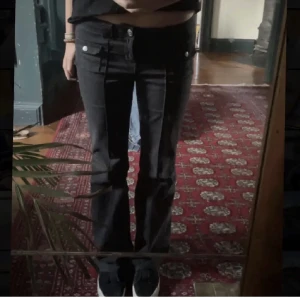 Low waist cargojeans  - Hm super populära cargo jeans. Slutsåld överallt ! Låg midjade och bootcut🫶🏻 helt nya med prislapp!  köp direkt för 550❤️ säljer i både storlek 40 och 36! (Denna annons är 40)  Första bild lånade. På min bild har jag en mindre storlek då de inte passar!