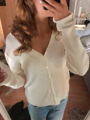 Kofta - En tunn kofta i storlek M från H&M. Bra skick och använts ungefär en gång.