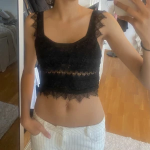 Glittrig topp - Helt oanvänd glittrig spetstopp från zara som int säljs på deras hemsida längre😍 jag är 174💕