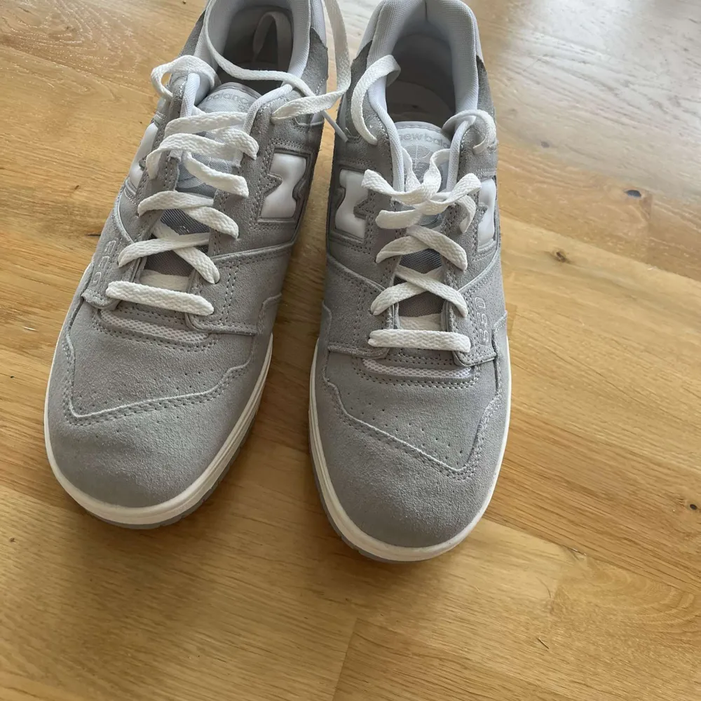 Säljer dessa supersnygga gråa new balance skorna i mocka. De är knappt använda och i nyskick. Priset kan diskuteras, hör av dig via frågor och annat😁. Skor.