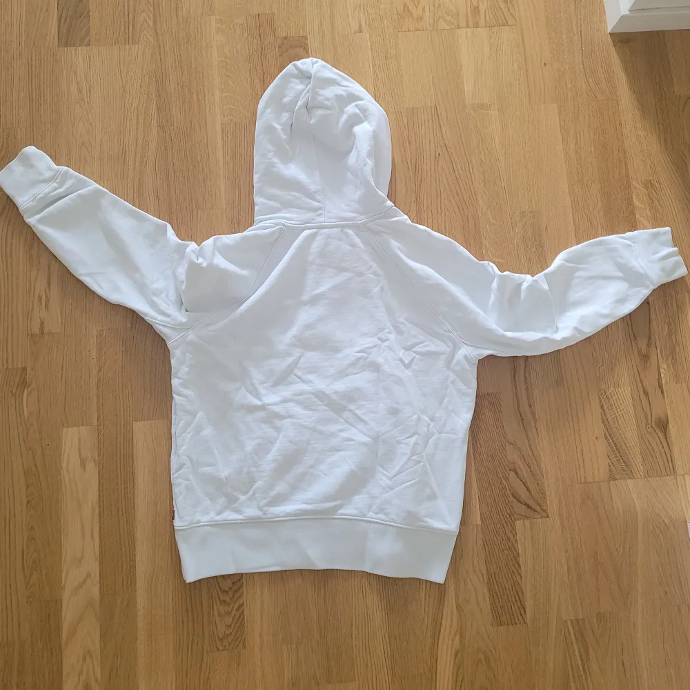 Fin hoodie från Levis, använd fåtal gånger och är i bra skick. Den är i storlek xs.💕. Hoodies.