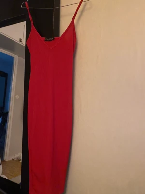 Röd klänning från prettylittlething - Säljer denna oanvända klänning från prettylittletthing💗