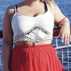 Vitt croppat linne med spetsdetalj - Vitt croppat linne med spetsdetalj från Boohoo. Storlek 40. Ganska välanvänd så lite missfärgning i ryggen och små skavanker. 