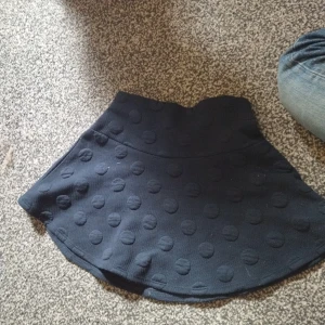 Kjol - Det är e blå prickig kjol skön kort