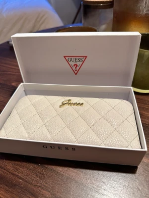 GUESS Wallet  - Super fin plånbok ifrån GUESS, har använts men med har inga tecken på slitage. Kommer med i orginalförpackning.