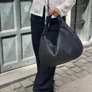 Väska - Skit snygg väska från design by si som är helt ny men hade köpt en annan väska också så säljer denna, aldrig använd ligger kvar i paketet den kom med💗💗