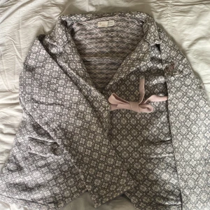 Grå mönstrad ODD MOLLY kofta - Grå Odd Molly kofta i fint skick förutom en mini fläck (se bild 2) använd varsamt. Koftan är i storlek 4 och är gjord av 100% bomull  För fler bilder eller frågor kontakta mig✨⭐️