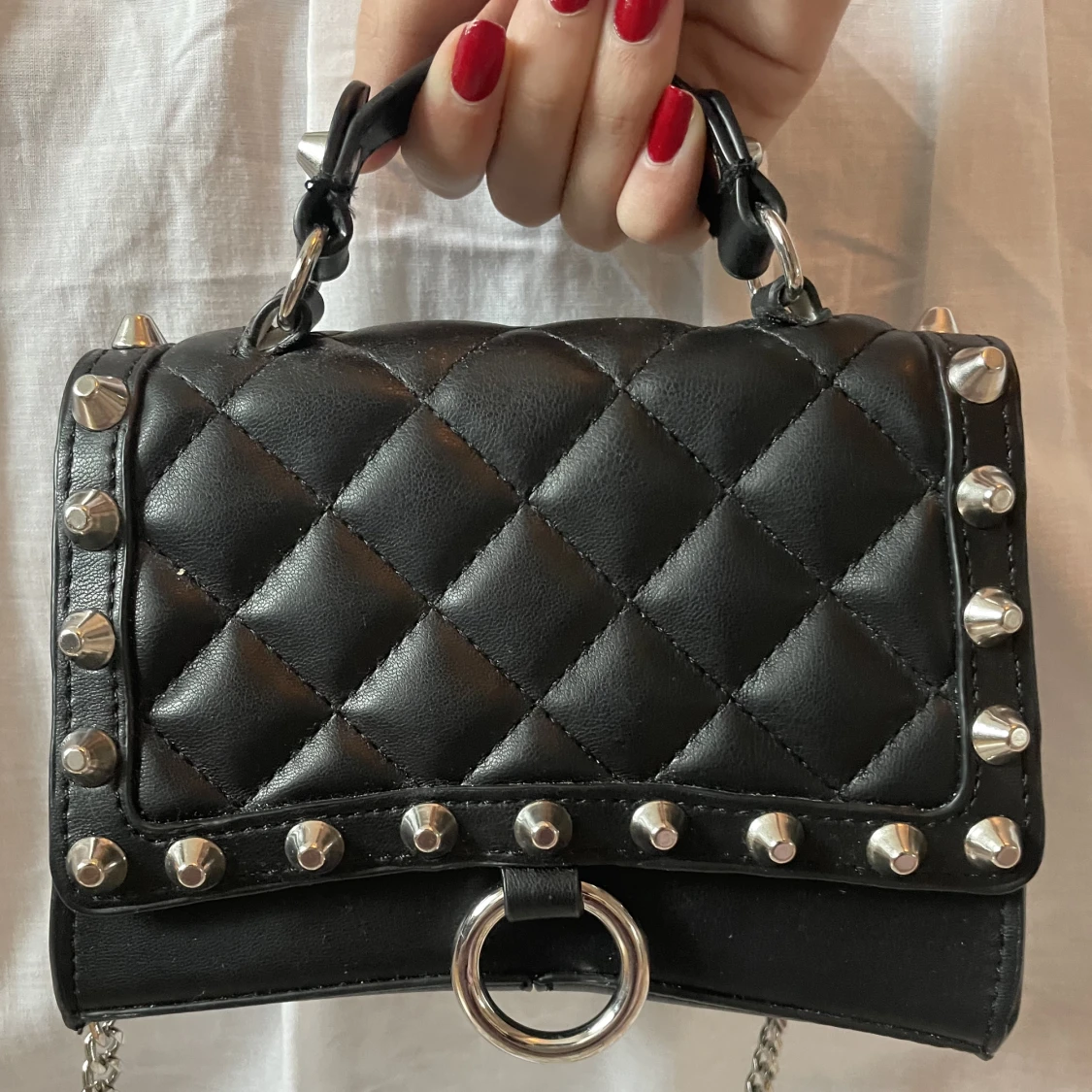 Svart väska med detaljer - 90