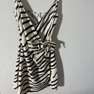 Beige zebra klänning - Köpt på HM, aldrig använd. Prislapp kvar. Storlek s