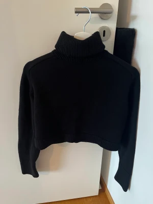 Stickad polotröja från Zara - Svart polotröja från Zara, som ny. 🌸