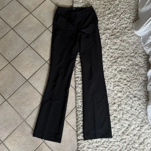 Kostymbyxor - Svarta populära kostymbyxor från bikbok🙌🏼Storlek 34🥰 Hör av dig om du har några frågor eller är intresserad💗