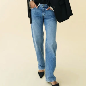 Jeans - Jeans ifrån Gina, lågmidjade raka jeans som nya.